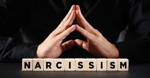 5 signs you are with a narcissist